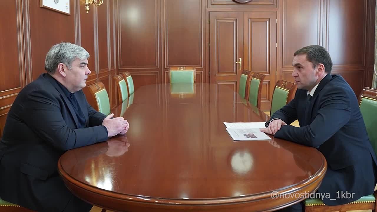 Казбек Коков провел рабочую встречу с директором филиала Всероссийской государственной телевизионной и радиовещательной компании ГТРК «Кабардино-Балкария» Бесланом Суйдимовым