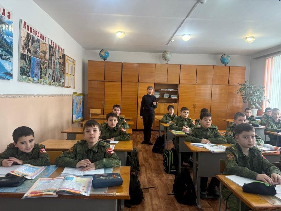 Сотрудники по делам несовершеннолетних Нальчикского линейного отдела МВД России на транспорте провели профилактическое мероприятие для учащихся средней общеобразовательной школы № 28 городского округа Нальчик