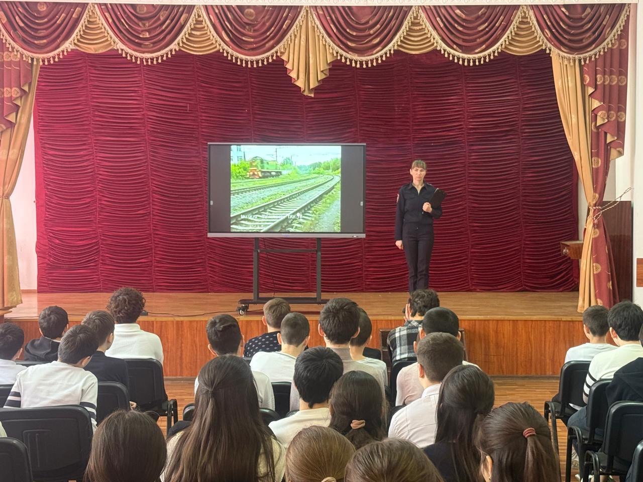 Сотрудник по делам несовершеннолетних Нальчикского линейного отдела МВД России на транспорте провел профилактические мероприятия для учащихся средней общеобразовательной школы № 24 городского округа Нальчик, направленные на...