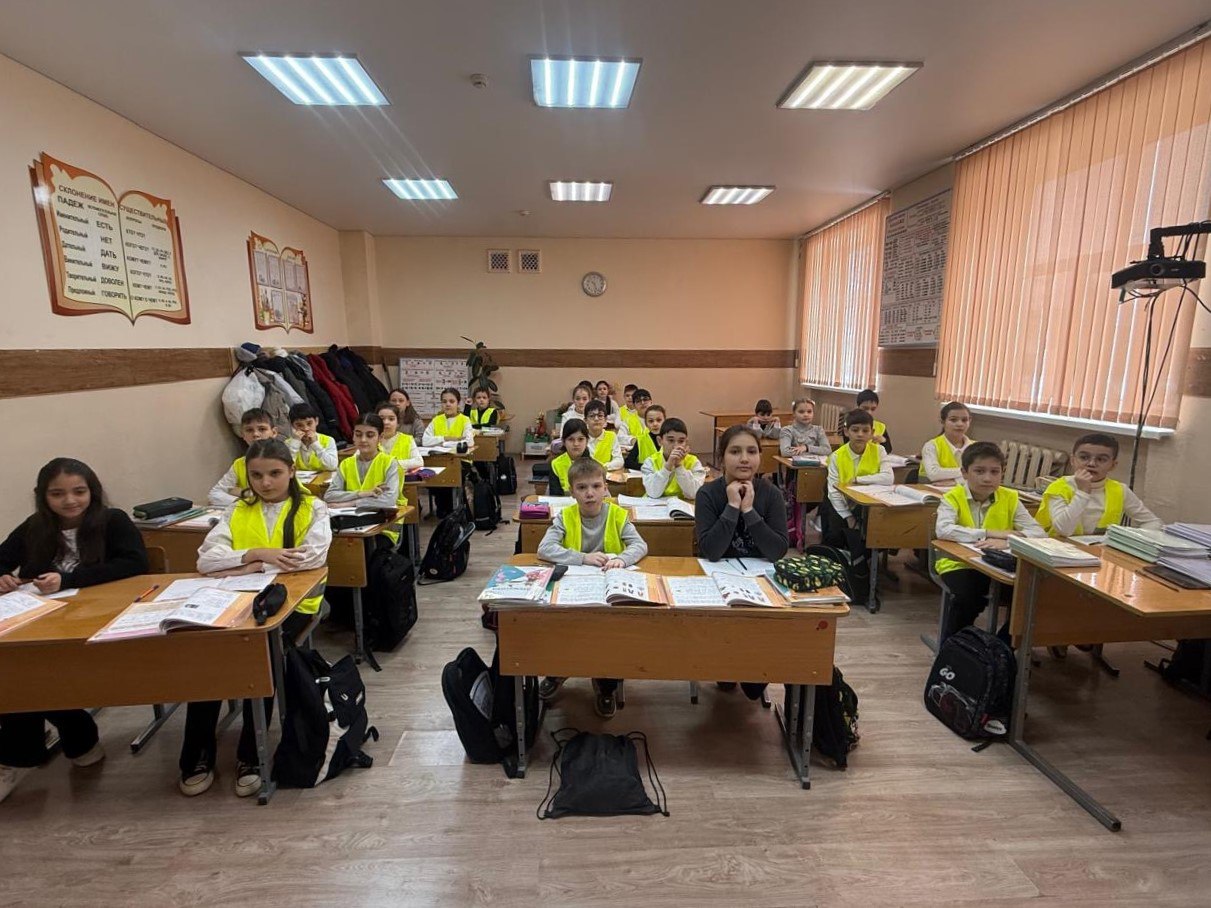 Сотрудник по делам несовершеннолетних Нальчикского линейного отдела МВД России на транспорте провел профилактические мероприятия для учащихся средней общеобразовательной школы № 24 городского округа Нальчик, направленные на... Сотрудник по делам несовершеннолетних Нальчикского линейного отдела МВД России на транспорте провел профилактические мероприятия для учащихся средней общеобразовательной школы № 24 городского округа Нальчик, направленные на...