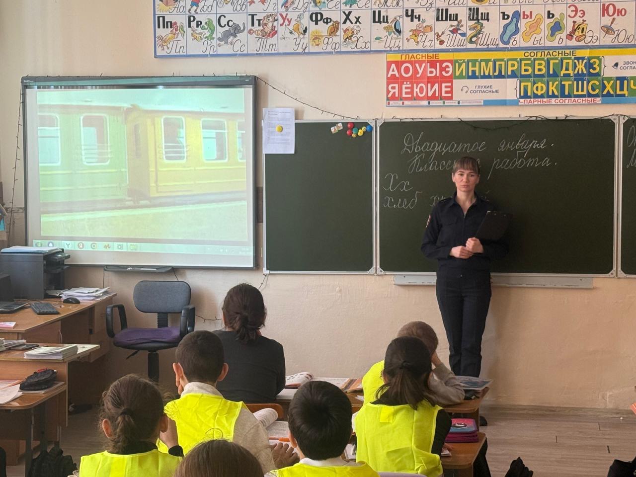 Сотрудник по делам несовершеннолетних Нальчикского линейного отдела МВД России на транспорте провел профилактические мероприятия для учащихся средней общеобразовательной школы № 24 городского округа Нальчик, направленные на... Сотрудник по делам несовершеннолетних Нальчикского линейного отдела МВД России на транспорте провел профилактические мероприятия для учащихся средней общеобразовательной школы № 24 городского округа Нальчик, направленные на...