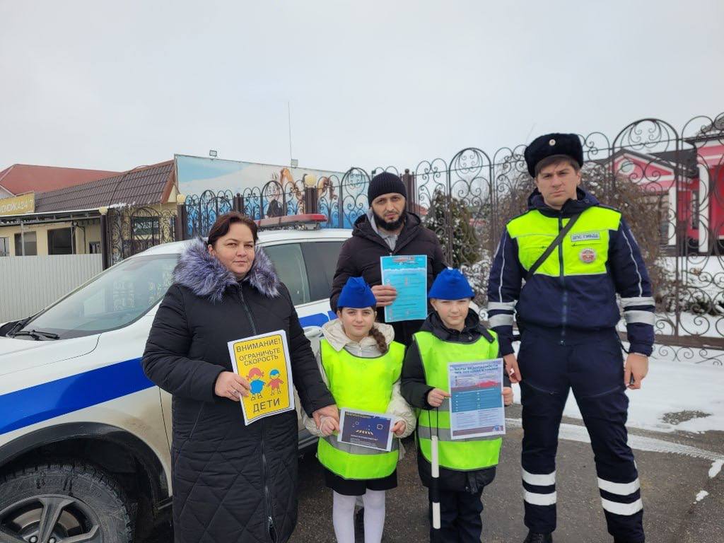Автоинспекторы и общественники Кабардино-Балкарии провели на автодорогах консультации по ПДД Автоинспекторы и общественники Кабардино-Балкарии провели на автодорогах консультации по ПДД