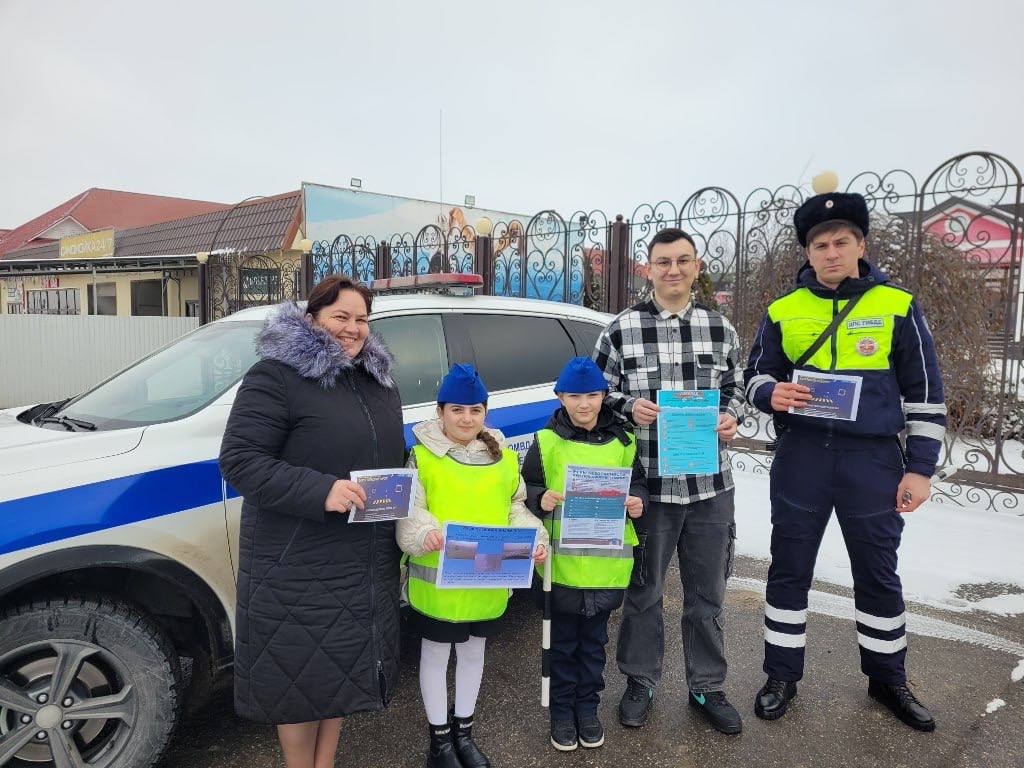 Автоинспекторы и общественники Кабардино-Балкарии провели на автодорогах консультации по ПДД Автоинспекторы и общественники Кабардино-Балкарии провели на автодорогах консультации по ПДД