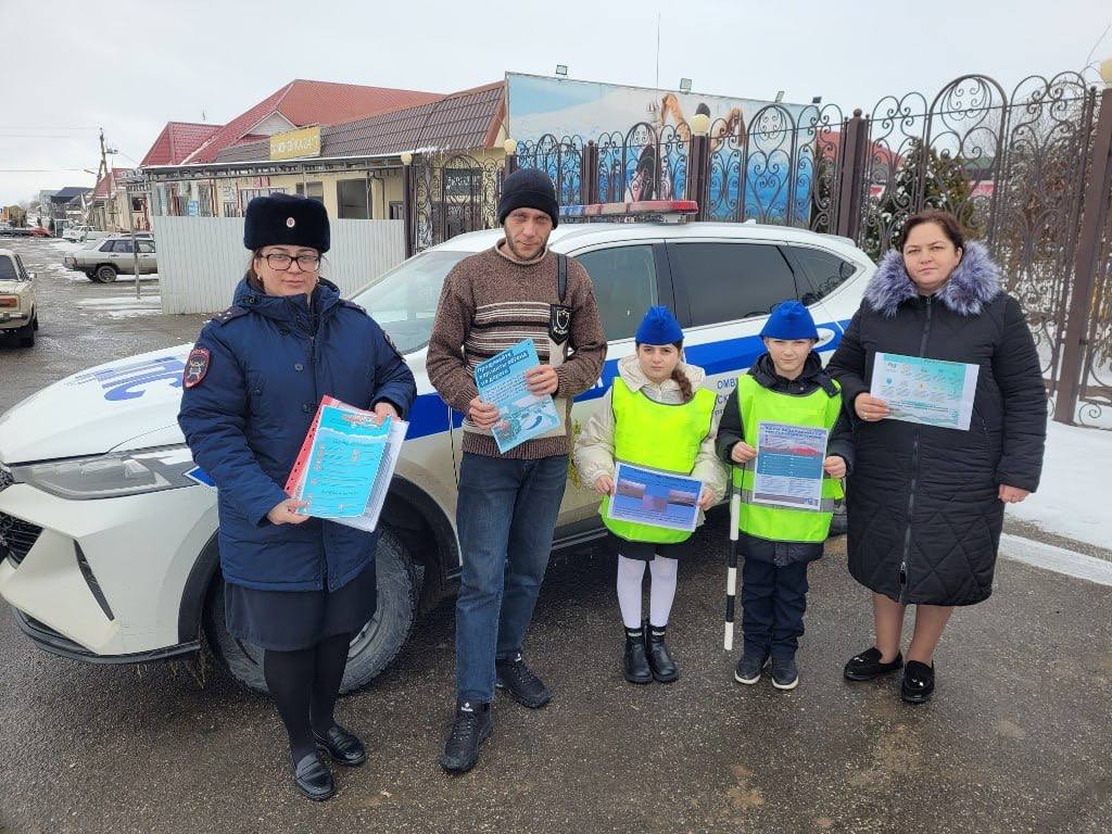 Автоинспекторы и общественники Кабардино-Балкарии провели на автодорогах консультации по ПДД Автоинспекторы и общественники Кабардино-Балкарии провели на автодорогах консультации по ПДД