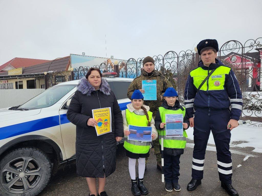 Автоинспекторы и общественники Кабардино-Балкарии провели на автодорогах консультации по ПДД Автоинспекторы и общественники Кабардино-Балкарии провели на автодорогах консультации по ПДД