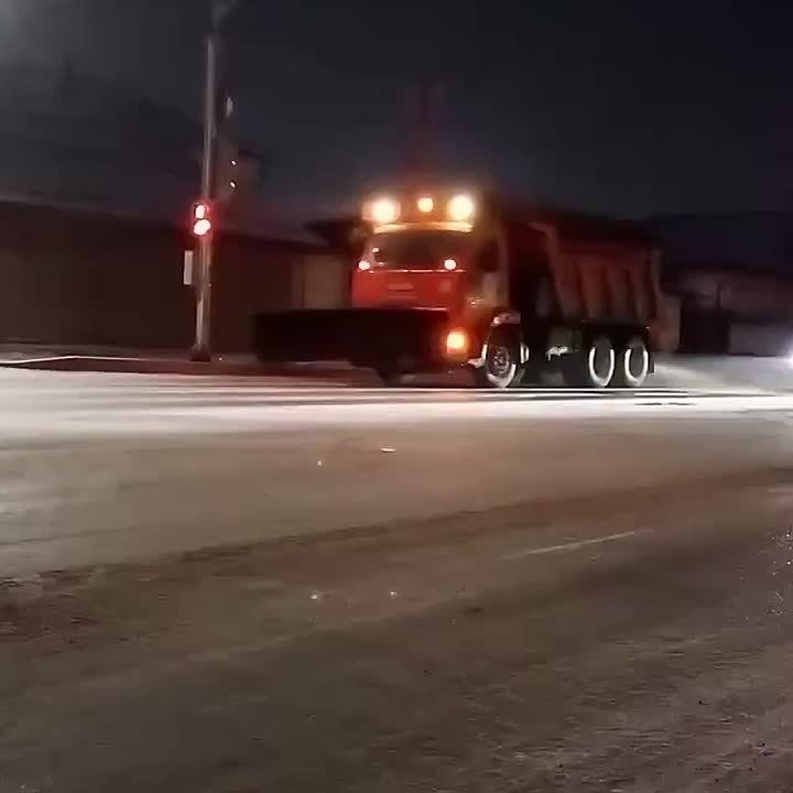 Дорожные службы проводят непрерывную работу по обработке дорог противогололедными материалами