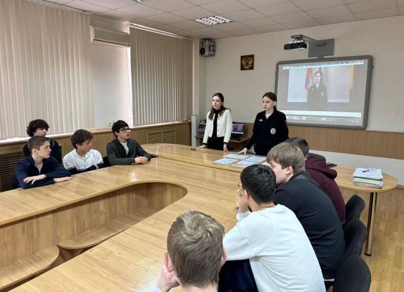 Полицейские Нальчика проводят уроки киберграмотности в рамках оперативно-профилактического мероприятия «Интернет-дети-безопасность»