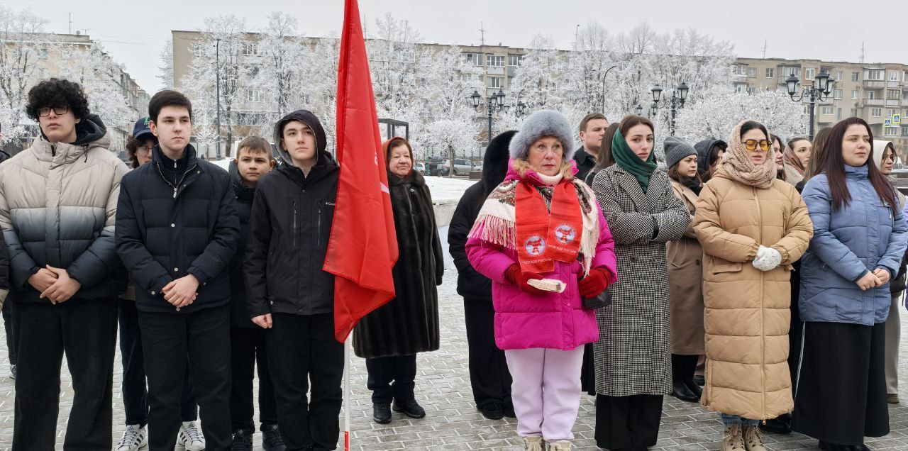У Дома молодежи проходит памятный митинг, посвященный 82-й годовщине полного снятия блокады Ленинграда У Дома молодежи проходит памятный митинг, посвященный 82-й годовщине полного снятия блокады Ленинграда