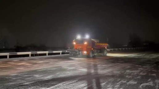 Дорожники активно выполняют комплекс мероприятий по обеспечению безопасного передвижения транспортных средств на автомобильных дорогах, а именно ликвидация зимней скользкости путем распределения противогололедного материала...