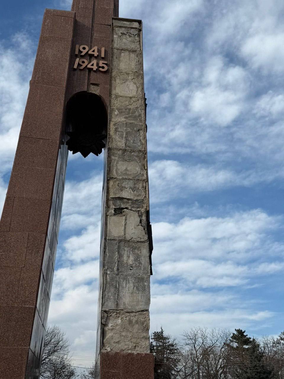 Прокуратура Кабардино-Балкарской Республики организовала проверку по факту частичного обрушения памятника, посвященного памяти воинов, павших в годы Великой Отечественной войны 1941-1945 годов Прокуратура Кабардино-Балкарской Республики организовала проверку по факту частичного обрушения памятника, посвященного памяти воинов, павших в годы Великой Отечественной войны 1941-1945 годов