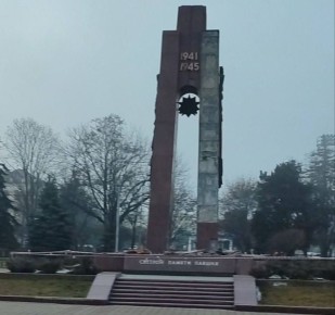 Облицовка отвалилась с памятника Великой Отечественной войны в Нальчике