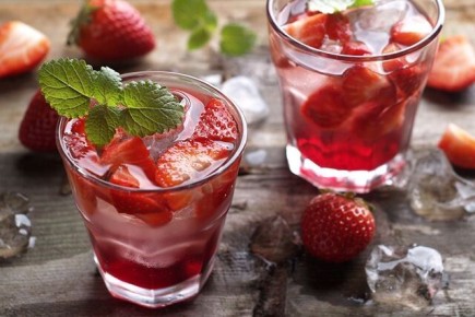 Ароматный компот с клубникой, лимоном и мятой: зимний рецепт, который вернет в лето