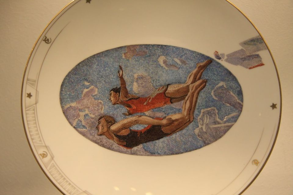 По следам художественной мозаики: узнаете изображение на тарелке?