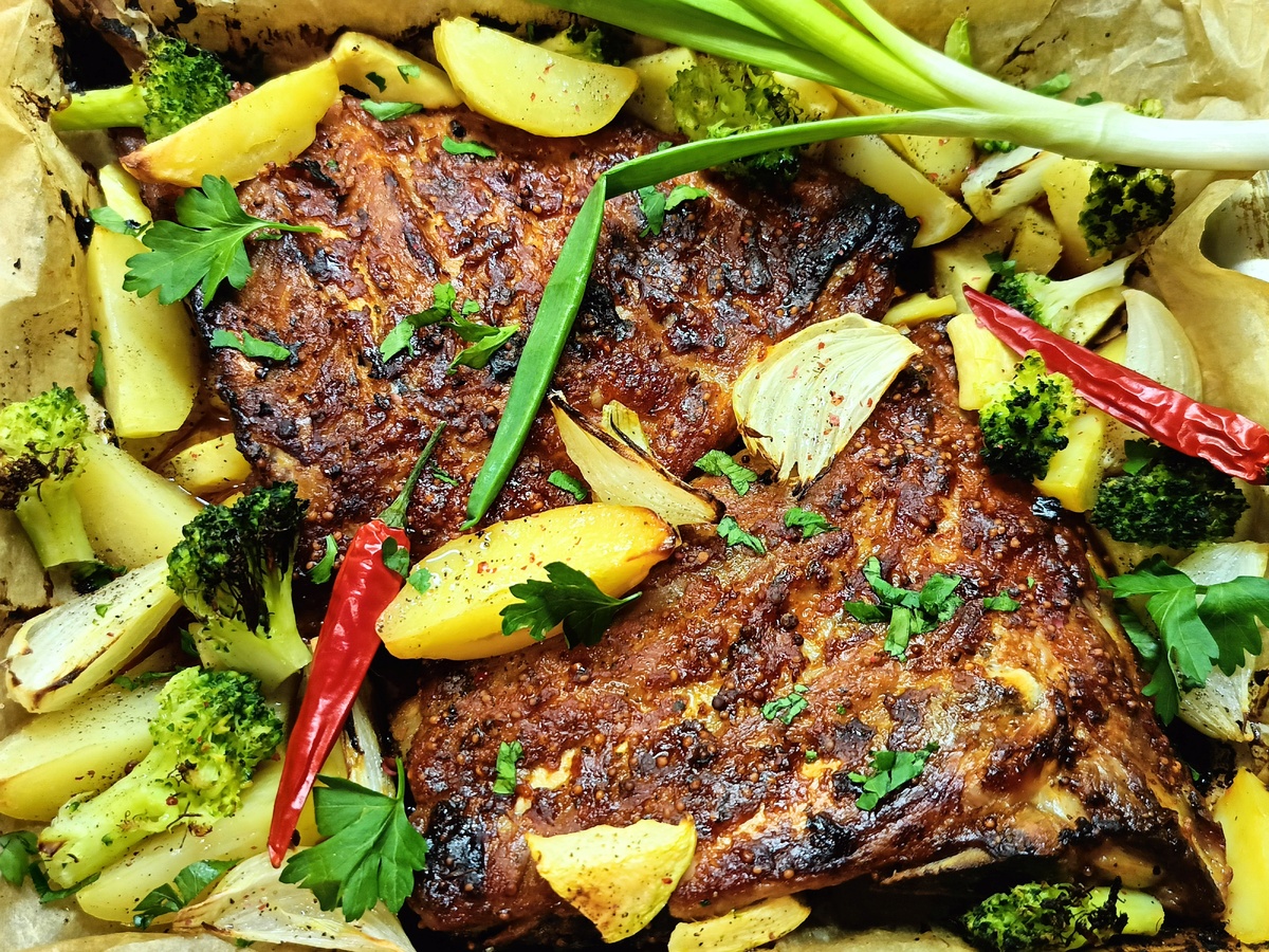 Запеченные свиные ребра с овощами: готовим вкусный обед в одной форме