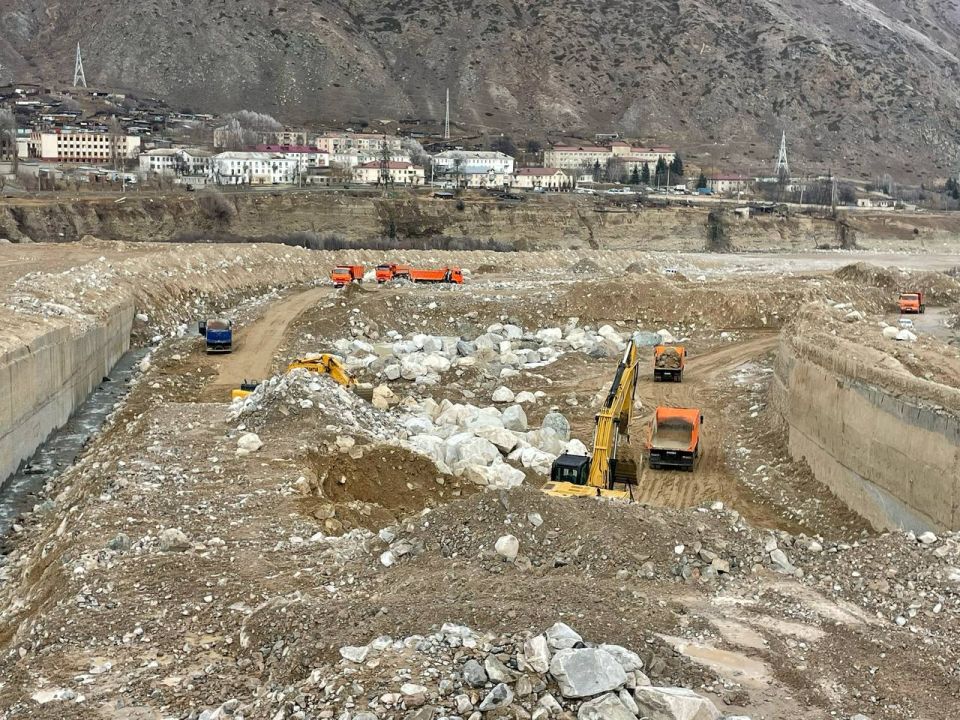 В Тырныаузе продолжается расчистка русла реки Герхожан-Суу