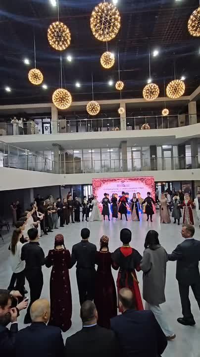 Финальным аккордом открытия Года единства в Кабардино-Балкарии стал масштабный хоровод, объединивший участников всех национальностей