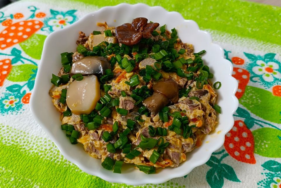 Изумительный салат с куриной печенью и грибами: сердца покоряет с первого укуса