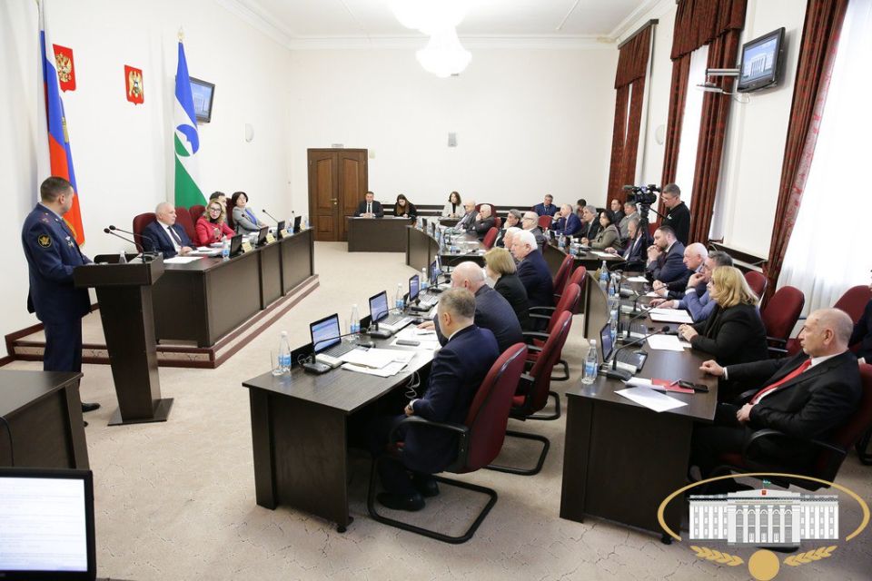 На очередном заседании президиума Парламента КБР в рамках "часа комитета", инициированного Комитетом по общественной безопасности и противодействию коррупции, рассмотрена деятельность Управления Федеральной службы исполнения...