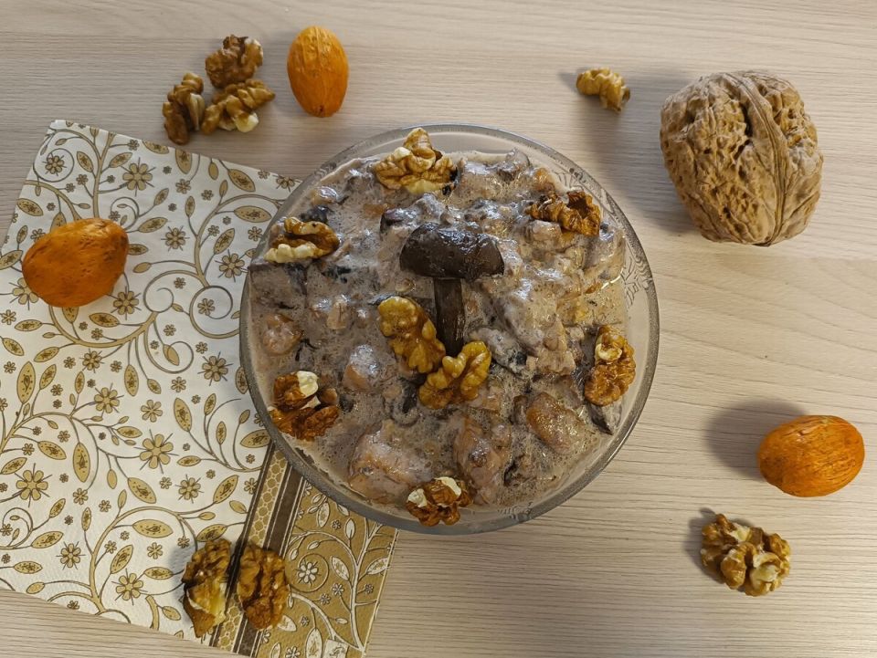 Нежная куриная грудка в сметане: рецепт с грибами и орехами