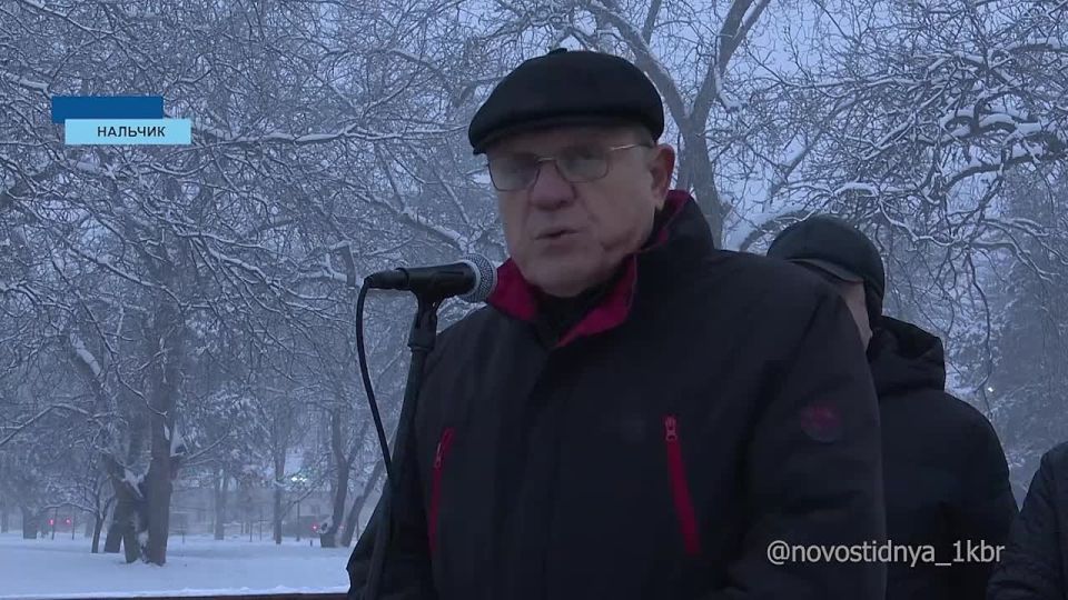 В Нальчике у памятника воинам-интернационалистам, погибшим в Афганистане, провели акцию "Свеча памяти"