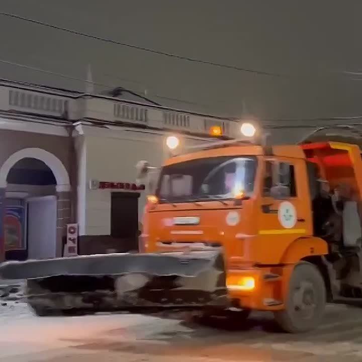 Городские службы Нальчика в круглосуточном режиме обрабатывают улицы от гололеда и расчищают снег