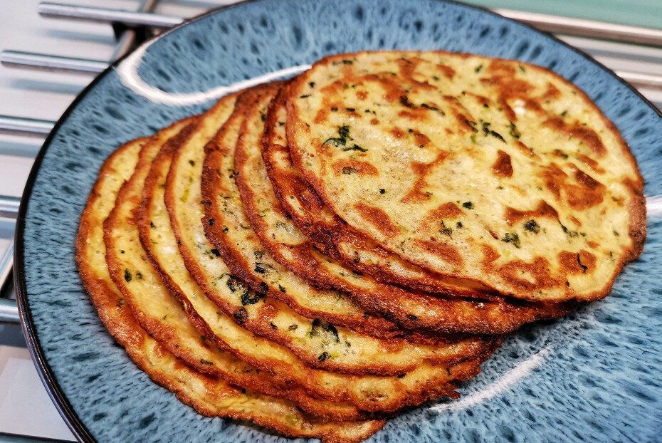 Нежные кето-блины со шпинатом: легкий и вкусный завтрак