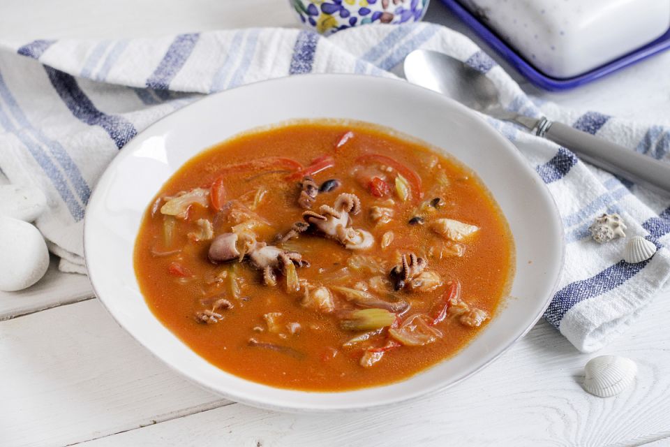 Нежный томатный суп с треской и мини-осьминогами