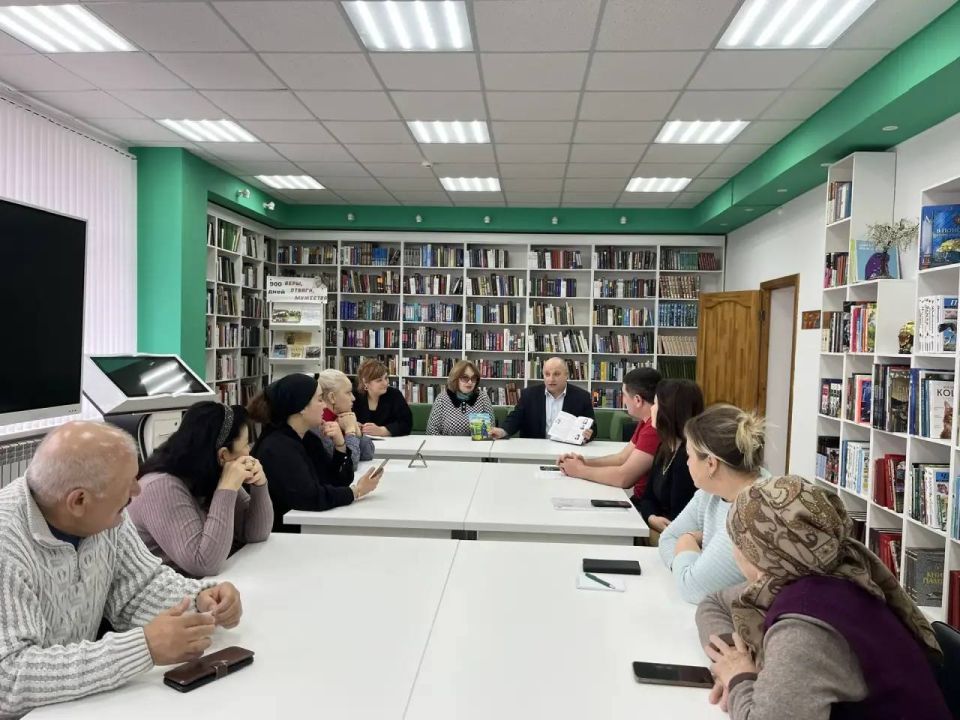 Рамазан Кужонов председатель ТИК Черекского района передал в Центральную районную библиотеку имени Кязима Мечиева г.п.Кашхатау юбилейные книги, изданные к 30-летию Избирательной комиссии КБР