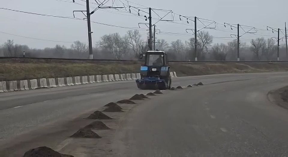 Дорожники приступили к очистке региональных трасс от песка, грязи и остатков противогололёдного материала
