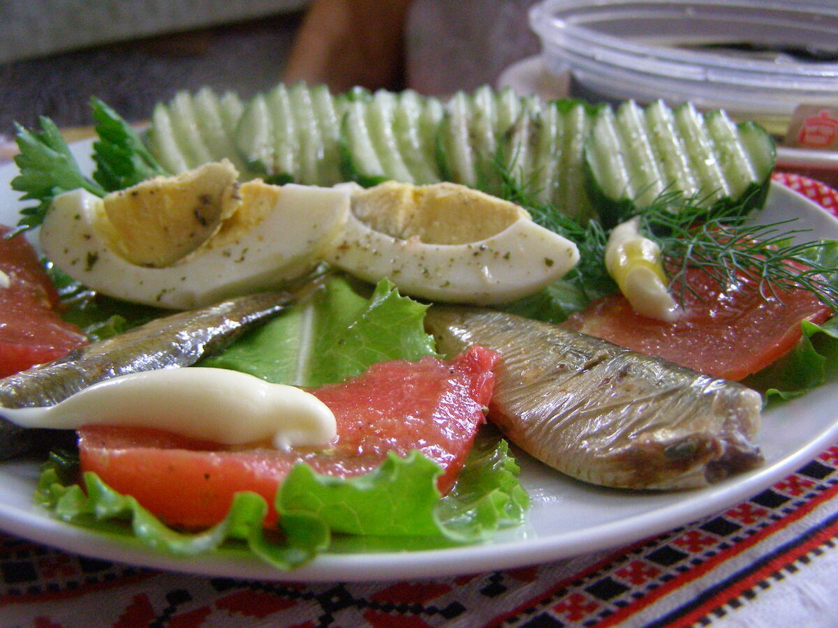 Новые традиции: Как приготовить легкие и сытные салаты к новогоднему столу