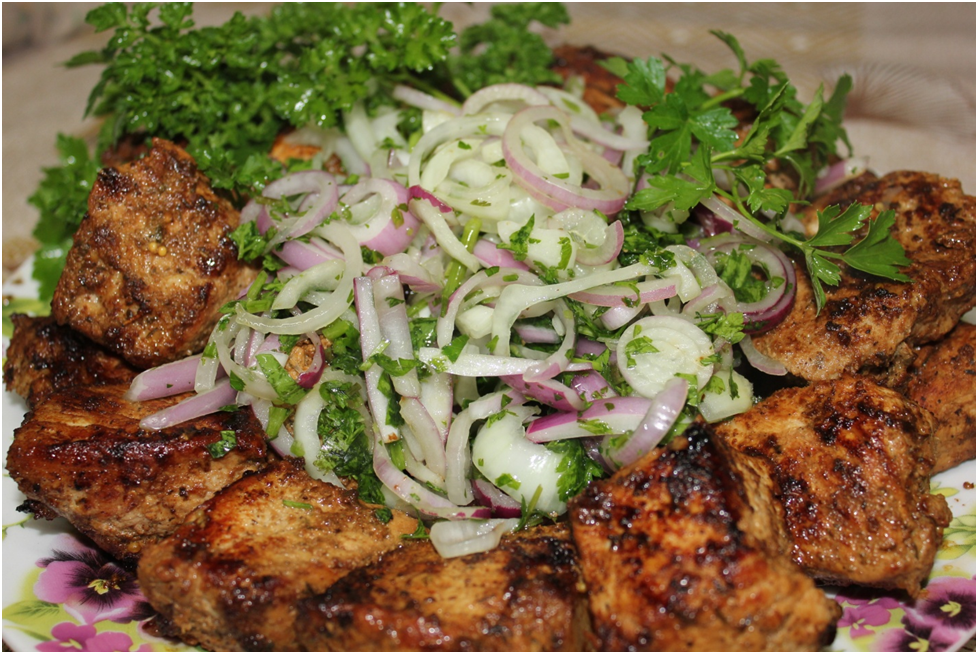 Как закрыть дачный сезон: рецепт шашлыка из карбонада