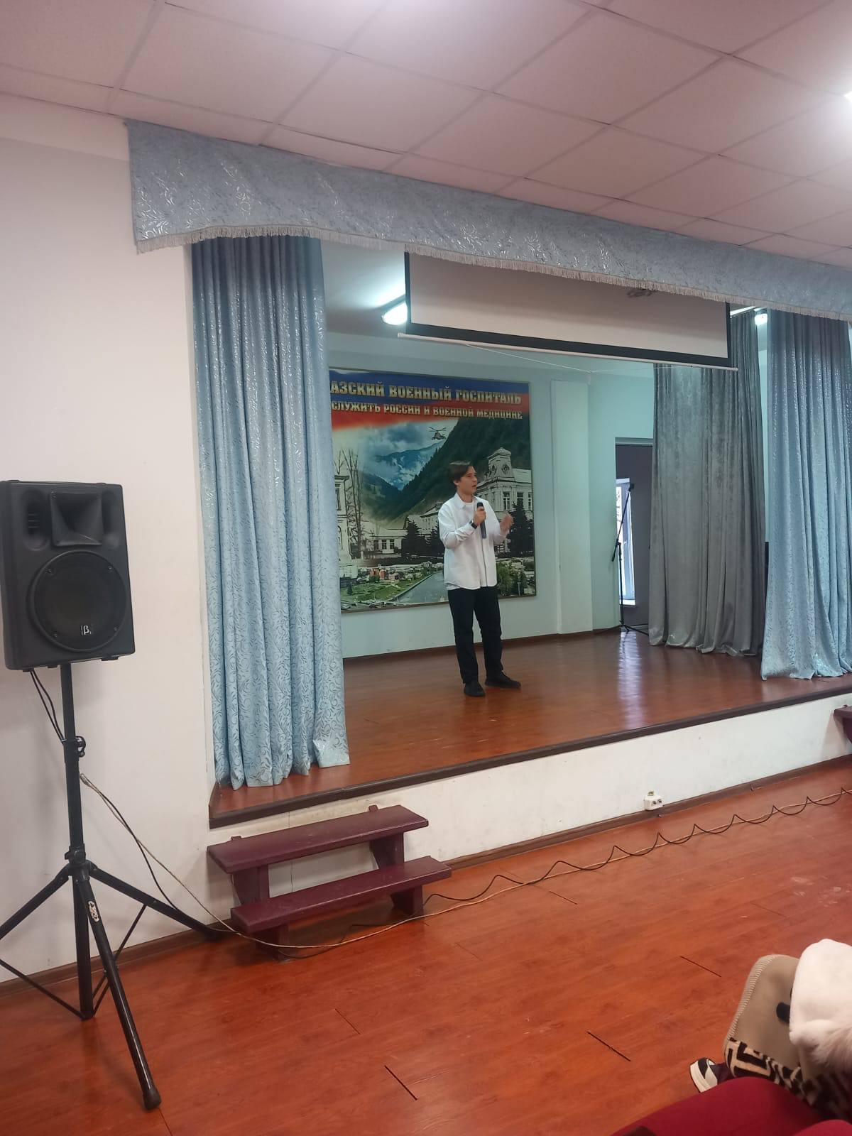 Следователи совместно с творческим коллективом и общественниками организовали концерт для бойцов в военном госпитале