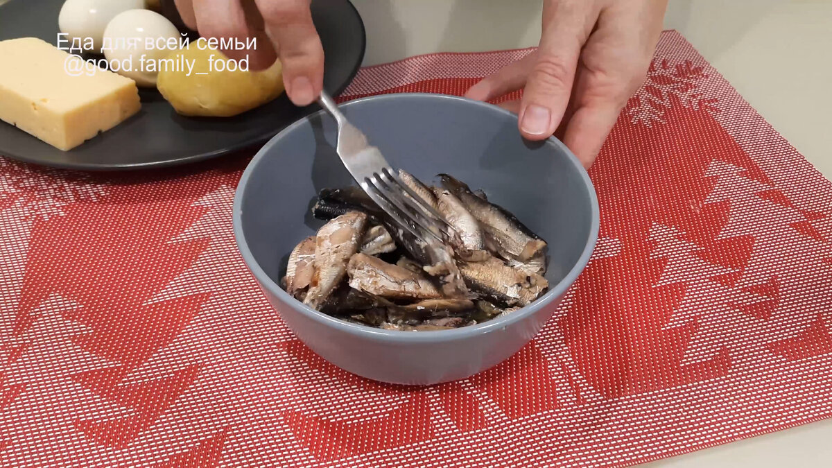 Новый взгляд на традиционный салат: шпроты под шубой – освежающий вариант для праздников