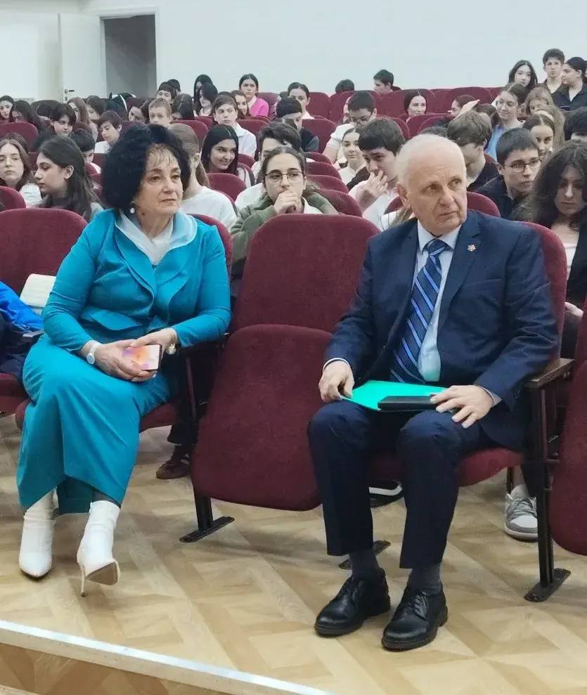 В «Гимназии №14» г.о. Нальчик состоялась встреча «Наше время. Наш выбор. Наш город», приуроченная ко Дню молодого избирателя В «Гимназии №14» г.о. Нальчик состоялась встреча «Наше время. Наш выбор. Наш город», приуроченная ко Дню молодого избирателя