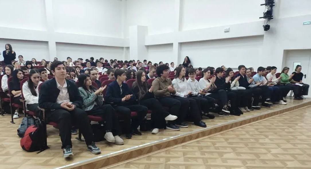 В «Гимназии №14» г.о. Нальчик состоялась встреча «Наше время. Наш выбор. Наш город», приуроченная ко Дню молодого избирателя В «Гимназии №14» г.о. Нальчик состоялась встреча «Наше время. Наш выбор. Наш город», приуроченная ко Дню молодого избирателя