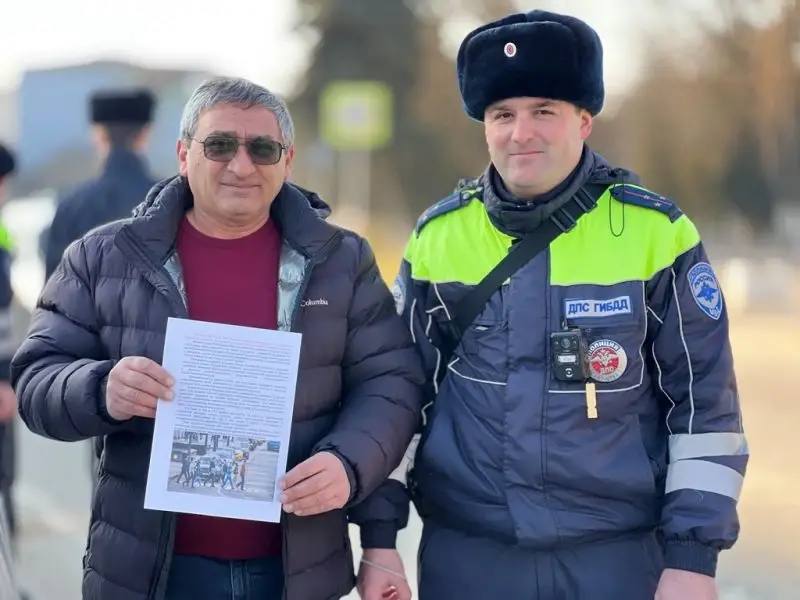 Автоинспекторы и общественники Кабардино-Балкарии провели акцию «Водитель! Будь внимателен к пешеходу!» Автоинспекторы и общественники Кабардино-Балкарии провели акцию «Водитель! Будь внимателен к пешеходу!»