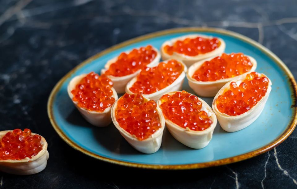 Тарталетки с сырным муссом и красной икрой: изысканная закуска для новогоднего стола