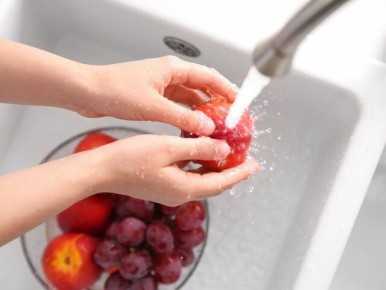 Как правильно мыть фрукты и ягоды: советы нутрициолога