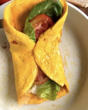 Необычный завтрак: всего 5 минут и хрустящий тост с яйцом и беконом готов!