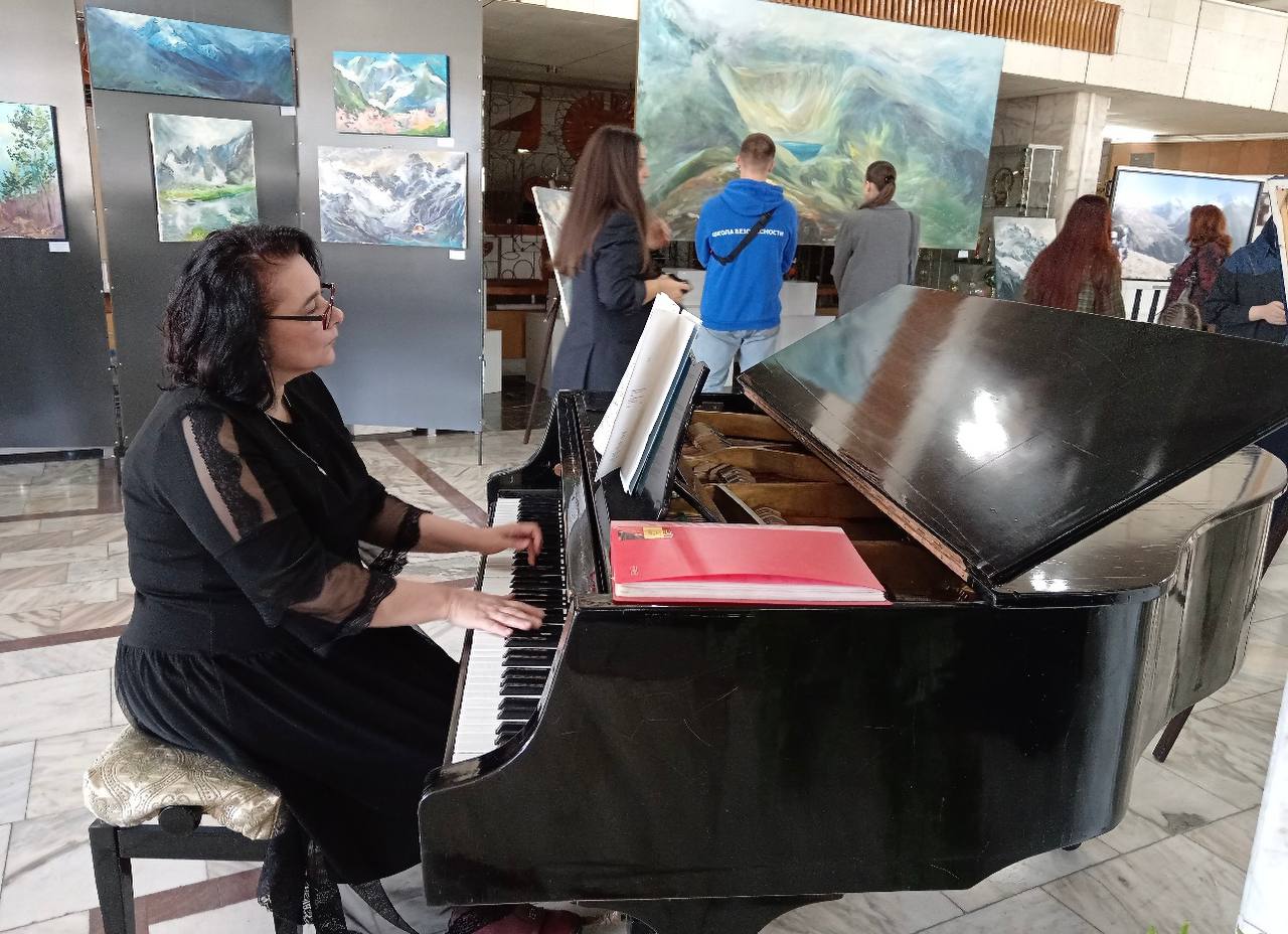 Через перевалы с рюкзаком и кисточкой Через перевалы с рюкзаком и кисточкой