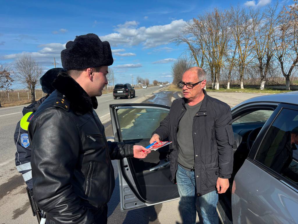 Автоинспекторы Кабардино-Балкарии поздравили автолюбителей с Днем защитника Отечества и призвали к соблюдению ПДД Автоинспекторы Кабардино-Балкарии поздравили автолюбителей с Днем защитника Отечества и призвали к соблюдению ПДД