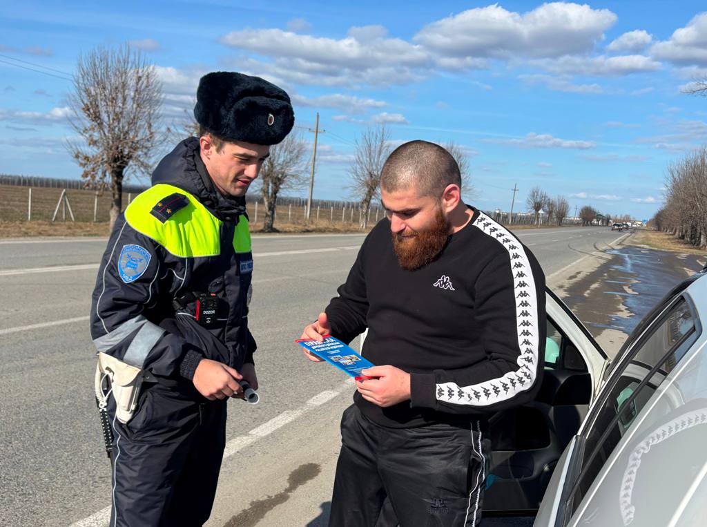 Автоинспекторы Кабардино-Балкарии поздравили автолюбителей с Днем защитника Отечества и призвали к соблюдению ПДД Автоинспекторы Кабардино-Балкарии поздравили автолюбителей с Днем защитника Отечества и призвали к соблюдению ПДД