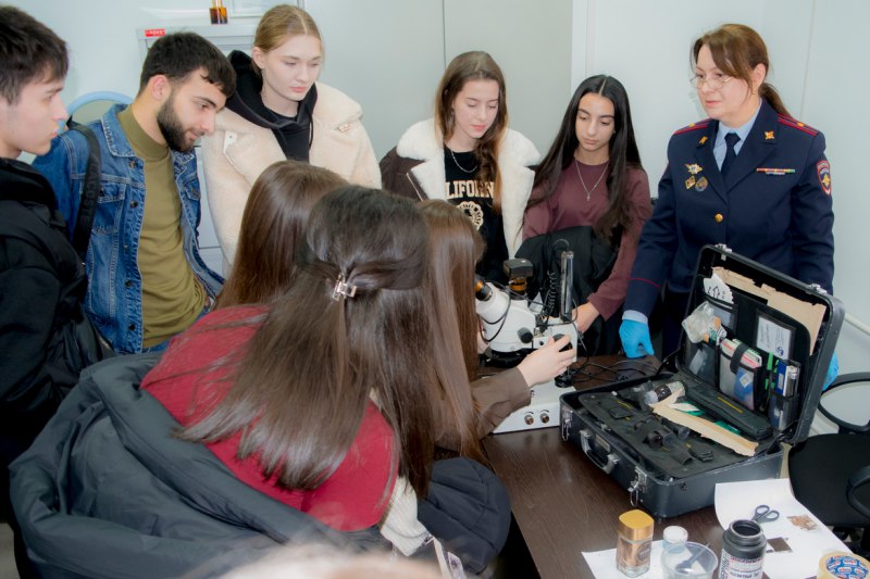 В День защитника Отечества полицейские Кабардино-Балкарии организовали экскурсию для студентов Прохладненского района В День защитника Отечества полицейские Кабардино-Балкарии организовали экскурсию для студентов Прохладненского района