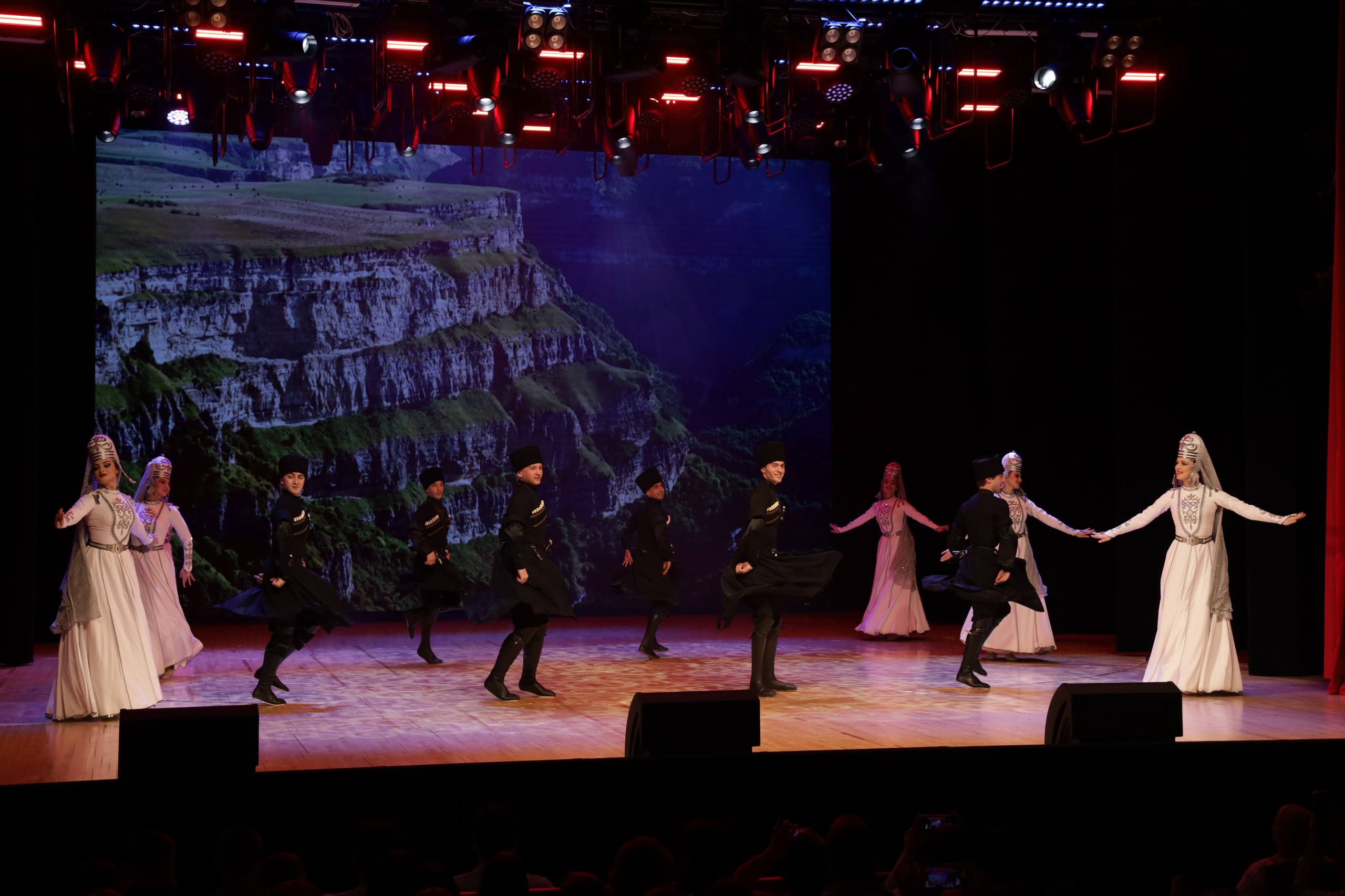 Творческая делегация из Кабардино-Балкарии приняла участие в мероприятиях, приуроченных к открытию Года единства народов России в Белгородской области Творческая делегация из Кабардино-Балкарии приняла участие в мероприятиях, приуроченных к открытию Года единства народов России в Белгородской области