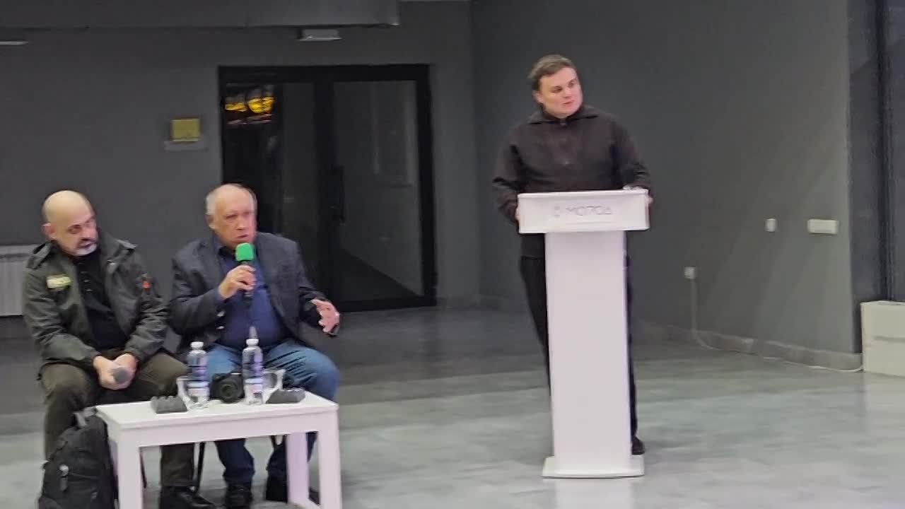 Прямо сейчас в Доме Молодёжи КБР проходит открытие фотовыставки «Донбасс - глазами очевидца»