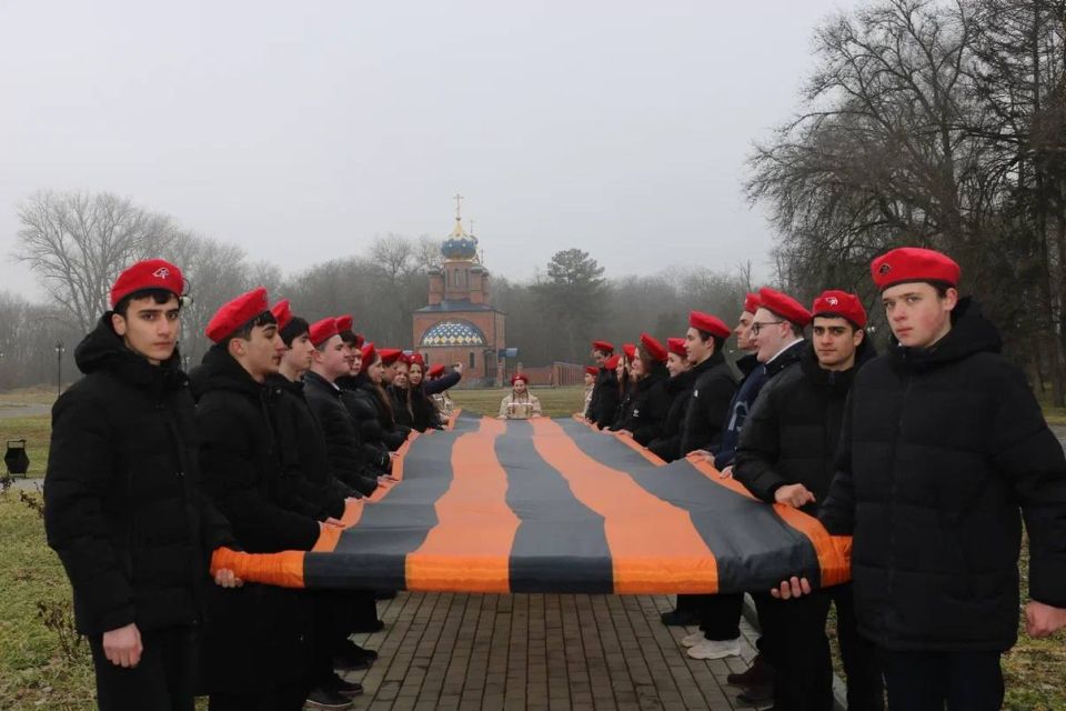 Эстафета памяти. В Прохладненском районе у памятника «Жителям села, погибшим в Великой Отечественной войне» в с.Пролетарское состоялась торжественная церемония передачи Георгиевской ленты в рамках патриотической акции...