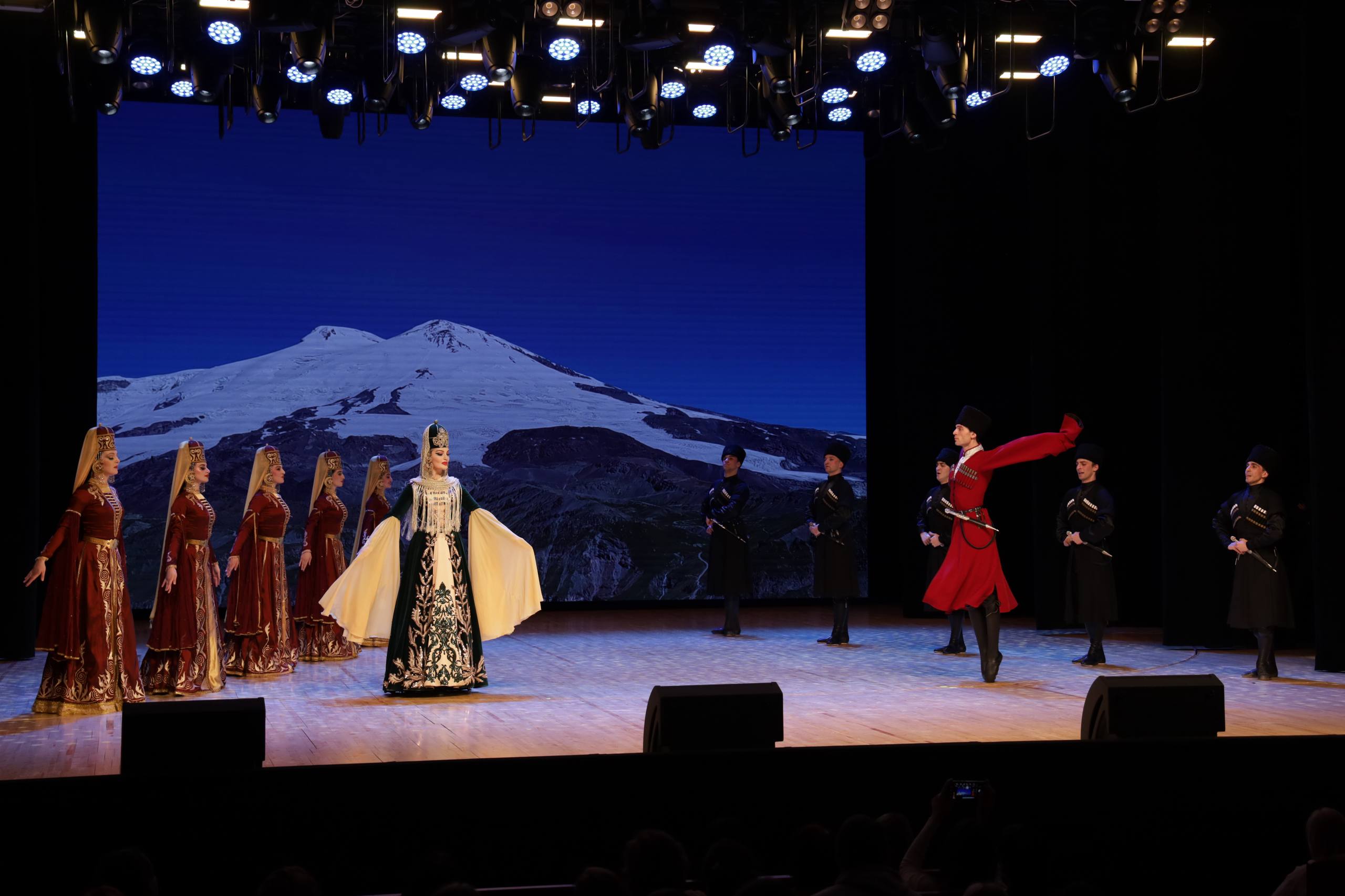 Творческая делегация из Кабардино-Балкарии приняла участие в мероприятиях, приуроченных к открытию Года единства народов России в Белгородской области Творческая делегация из Кабардино-Балкарии приняла участие в мероприятиях, приуроченных к открытию Года единства народов России в Белгородской области