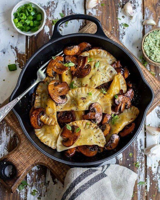 Неотразимые равиоли с сырной начинкой в грибном соусе