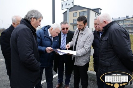 В преддверии "правительственного часа", посвящённого состоянию и перспективам развития строительной отрасли республики на примере новых микрорайонов "Восточный" и "Мей", депутаты Парламента КБР совместно с представителями...
