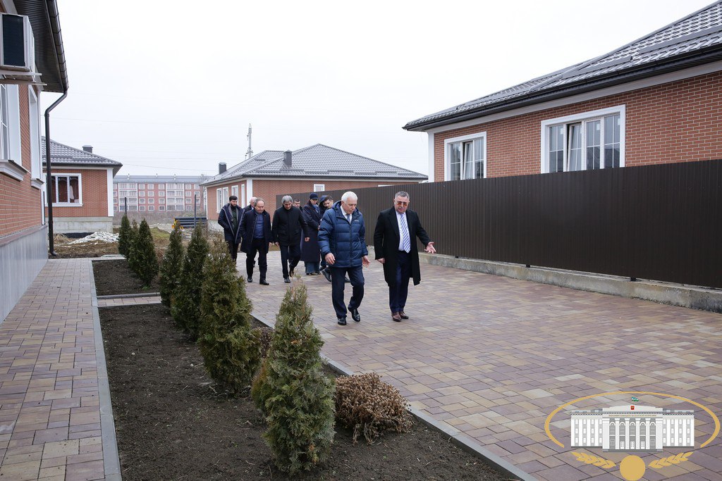 В преддверии "правительственного часа", посвящённого состоянию и перспективам развития строительной отрасли республики на примере новых микрорайонов "Восточный" и "Мей", депутаты Парламента КБР совместно с представителями... В преддверии "правительственного часа", посвящённого состоянию и перспективам развития строительной отрасли республики на примере новых микрорайонов "Восточный" и "Мей", депутаты Парламента КБР совместно с представителями...